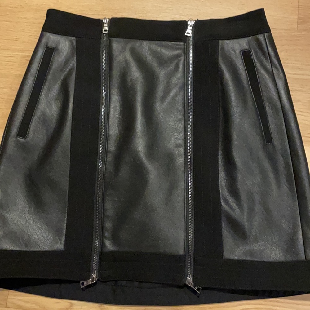 BCBGMAXAZRIA's Roxy mini leather skirt size XS - Picture 2 of 5
